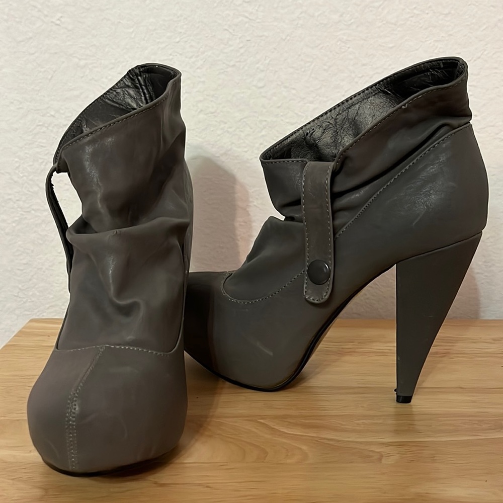 Wild Diva Gray Stiletto Ankle Booties with Ruched Button Snap Detail in Size 8